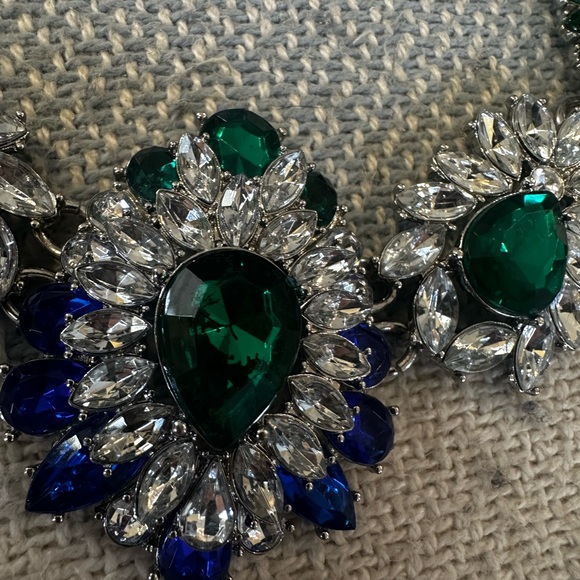 Elegant Silver and Green Statement Necklace - Picture 5 of 9